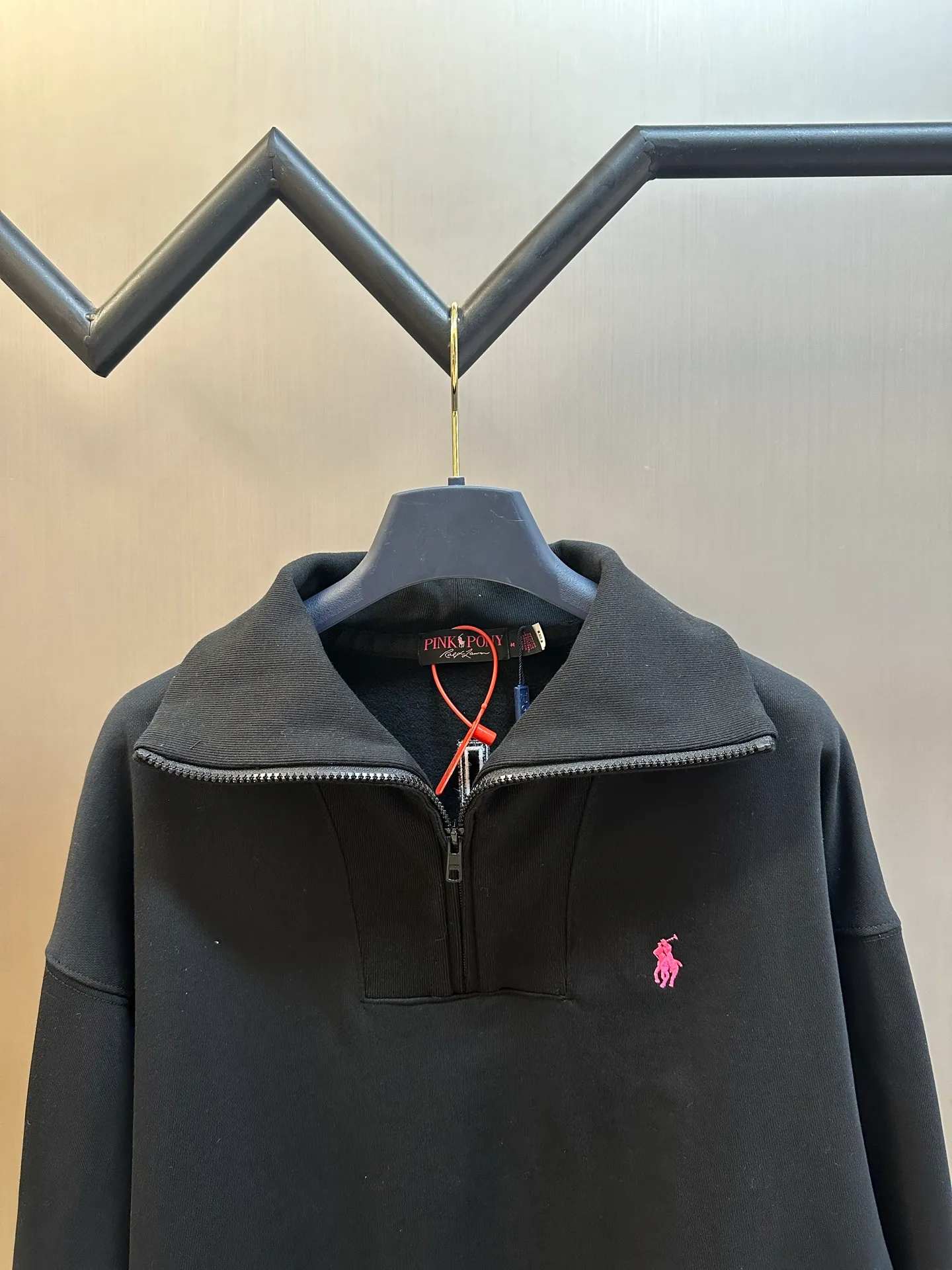 P440 Ralph Lauren Pink Label Half Turtleneck Sweatshirt Made of custom-made luxury cotton fleece composite, a touch of pink pony logo embroidery is embellished on the chest, and the back panel is embellished with the brand letters outlined in ivory white satin intarsia. The pink pony embroidery leaping in the center is the only color footnote in this black and white silent film.  Using imported machine appliqué embroidery technology, advanced computer control systems and precision mechanical components, Ralph Lauren appliqué embroidery operations are realized.  size：s m l xl